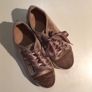 Champagne/pink tennis shoes